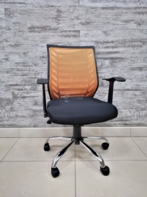 Кресло Barneo K-138 для персонала (черная ткань оранжевая сетка) в Магнитогорске - magnitogorsk.mebel-74.com | фото